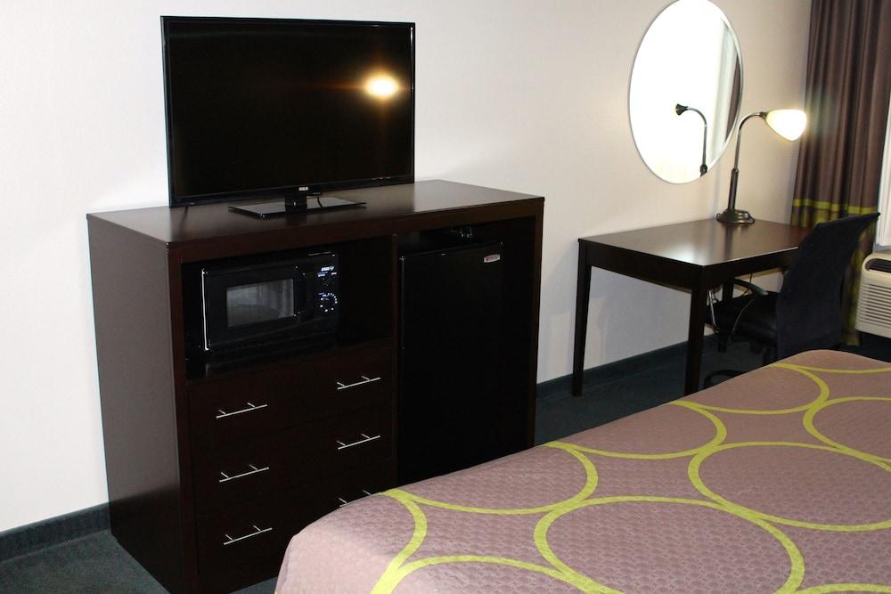 Super 8 by Wyndham Victoria/North/Mall Area