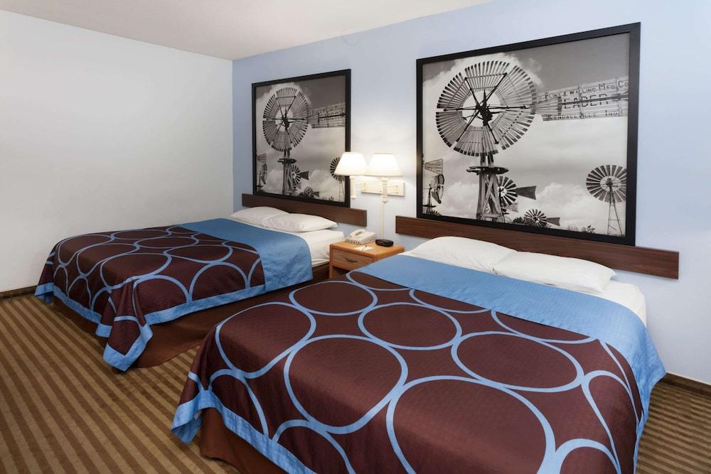 Super 8 by Wyndham Huntington