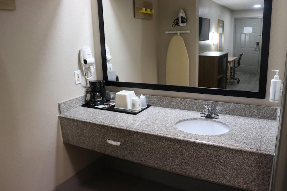 Super 8 by Wyndham Cabot