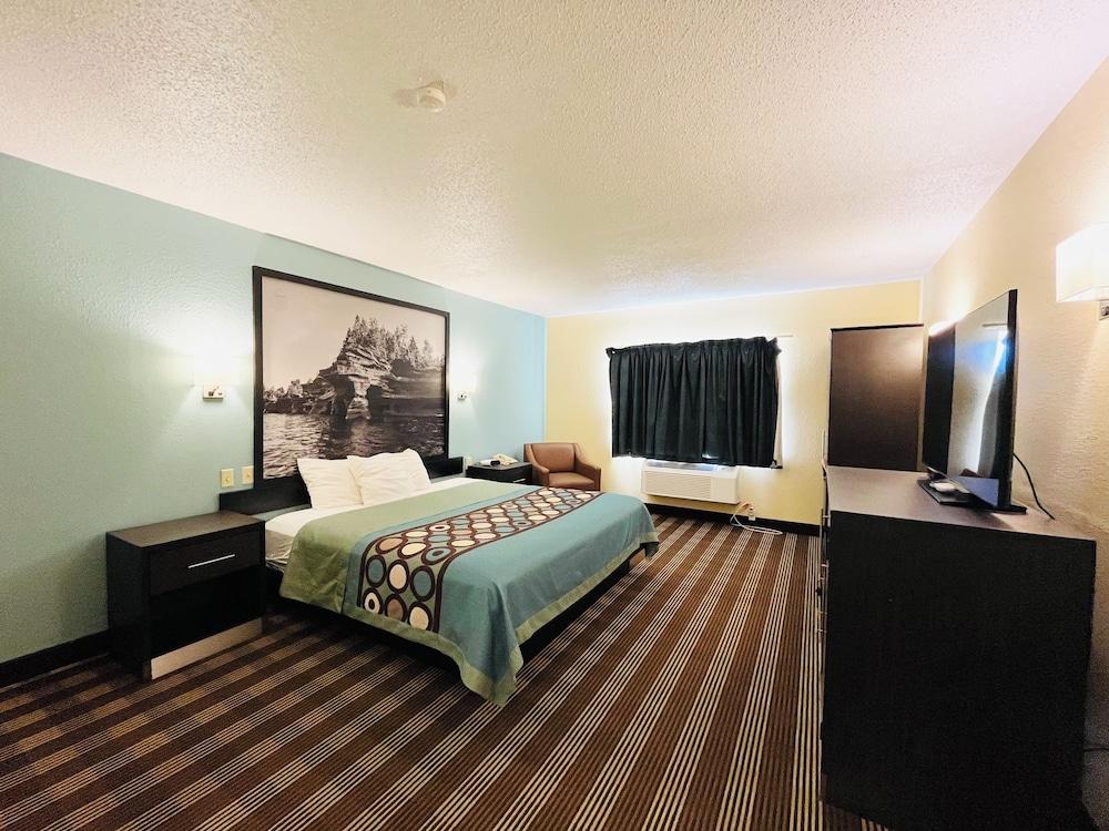 Super 8 by Wyndham Osseo WI