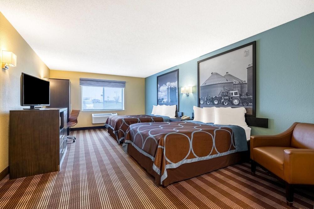 Super 8 by Wyndham Osseo WI