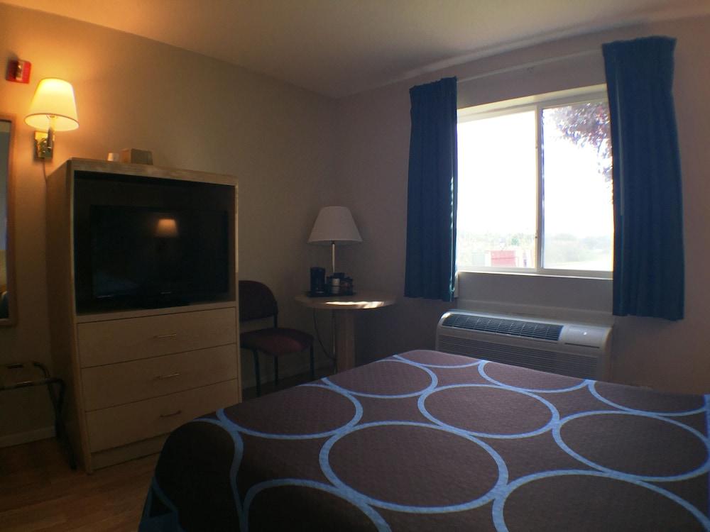 Super 8 by Wyndham Canandaigua