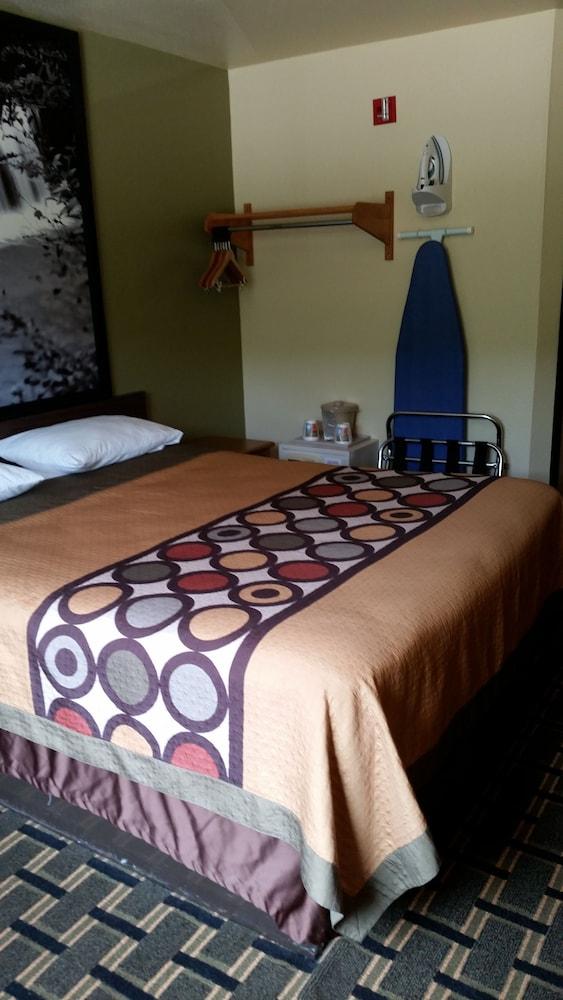 Super 8 by Wyndham Wheeling WV