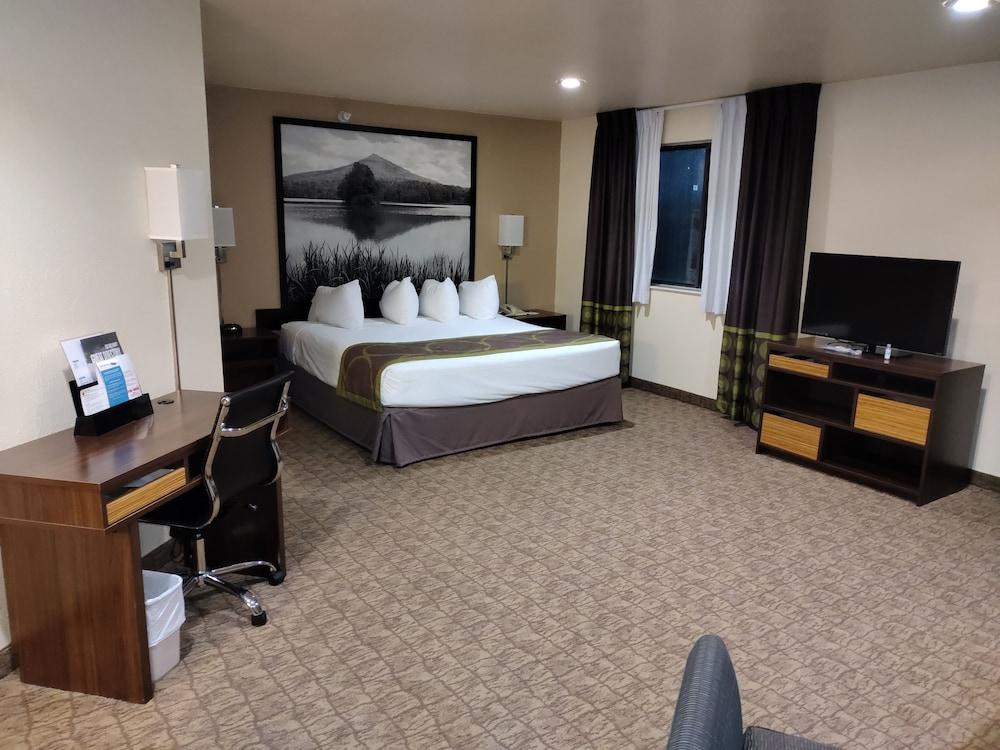 Super 8 by Wyndham Lebanon