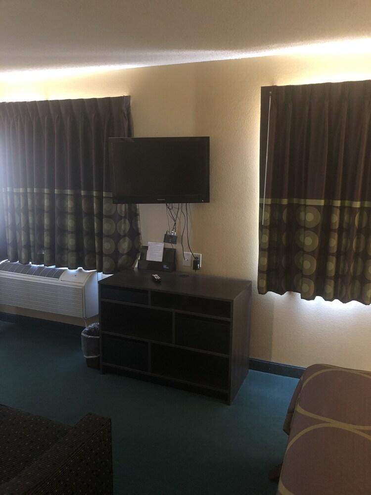 Super 8 by Wyndham Florence, CO