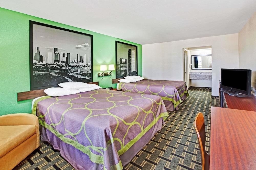 Super 8 by Wyndham Baytown / I-10