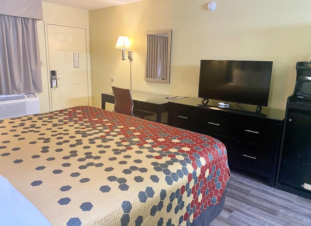 Super 8 by Wyndham Albuquerque Downtown