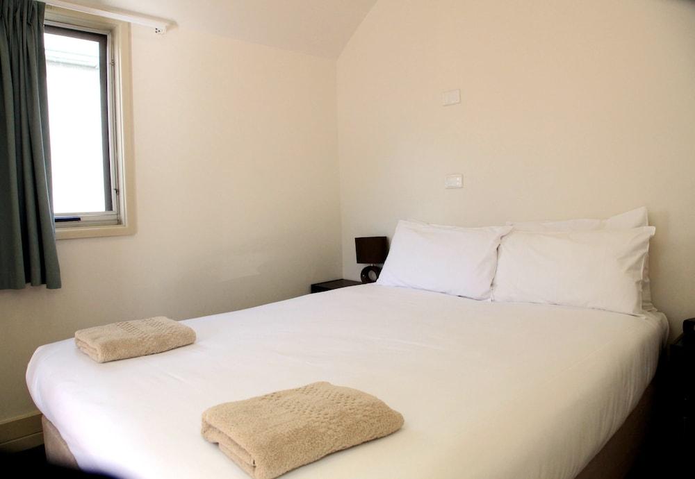 Travellers Motor Village