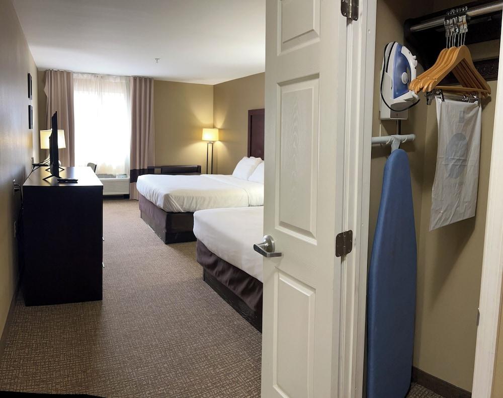 Days Inn & Suites by Wyndham Manheim Lebanon