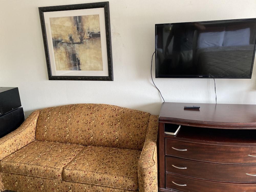 American Inn and Suites