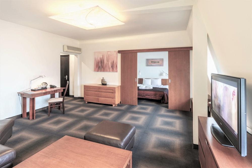 Rixwell Centra Hotel