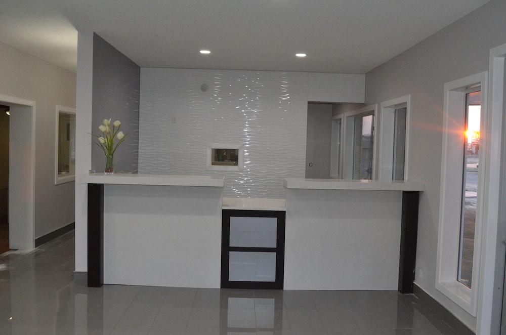 Econo Lodge Inn & Suites