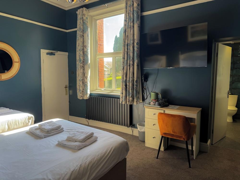 Nomi Rooms and Restaurant