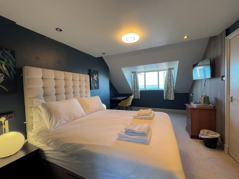 Nomi Rooms and Restaurant