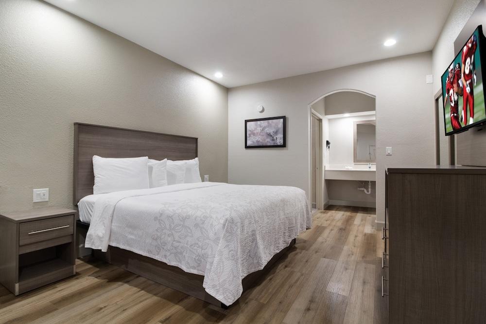 Red Roof Inn Plus+ Galveston - Beachfront