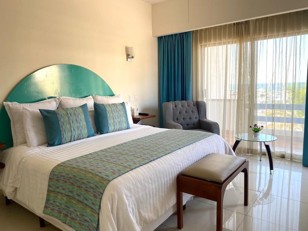 The Westmarine Waterfront Hotel