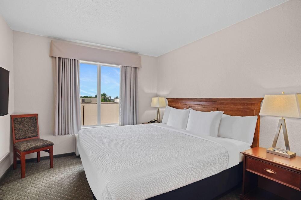 Days Inn & Suites by Wyndham Winkler