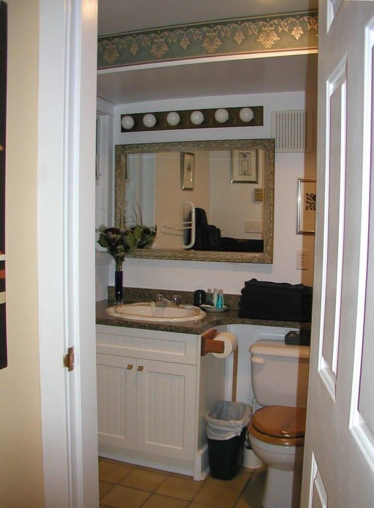 A Suite at Kitsilano Cottage