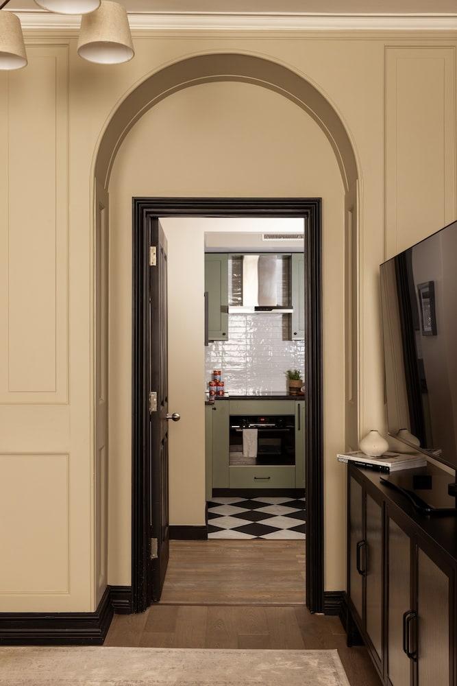 Native King’s Wardrobe, St. Paul’s