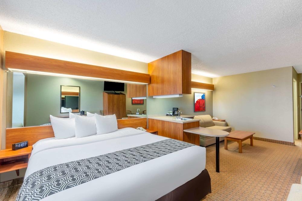 Microtel Inn & Suites by Wyndham Raton