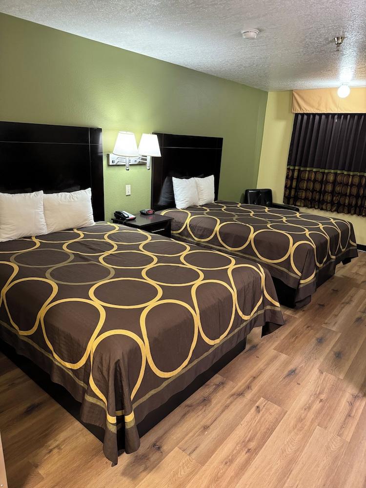 Super 8 by Wyndham Moriarty