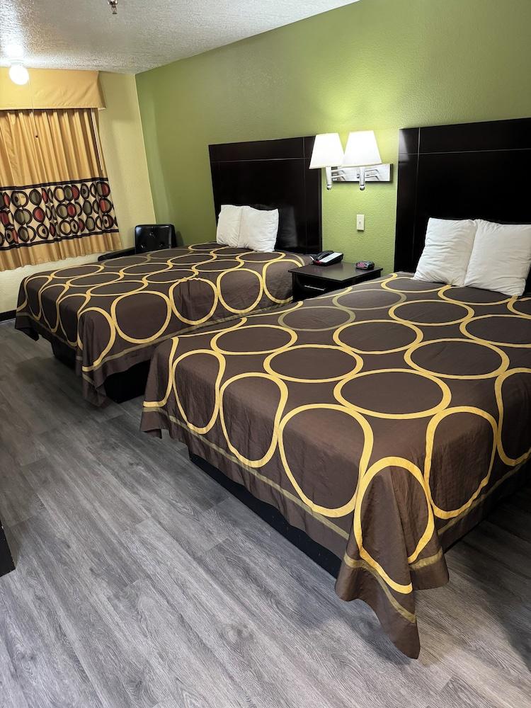 Super 8 by Wyndham Moriarty