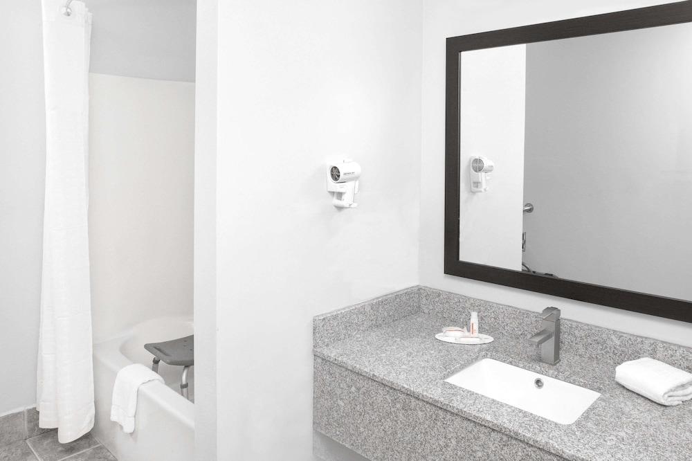 Super 8 by Wyndham Lafayette / Purdue Area