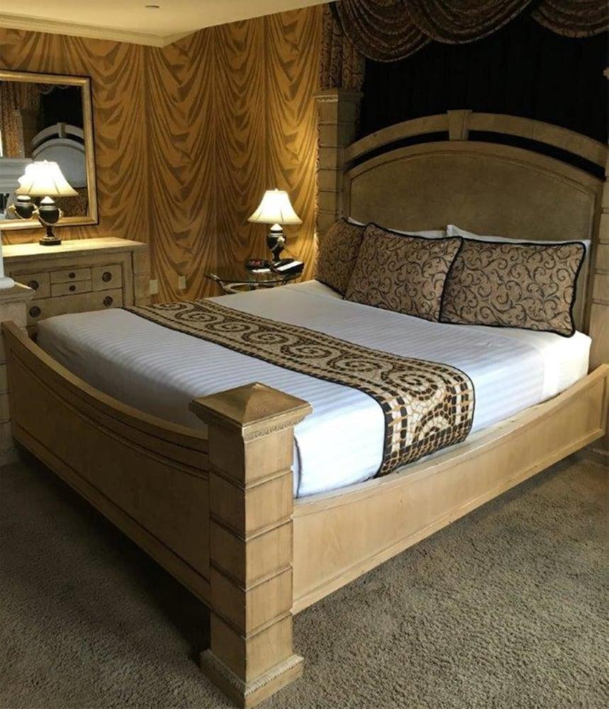 Midnight Rose & McGills Hotel & Casino