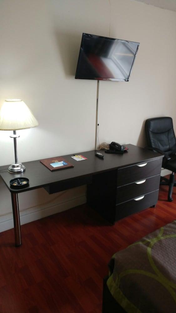 Super 8 by Wyndham Cambridge/Kitchener/Waterloo Area