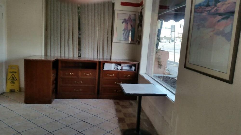 National 9 Inn Sand Canyon