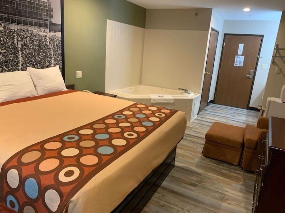 Super 8 by Wyndham Frankfort IN