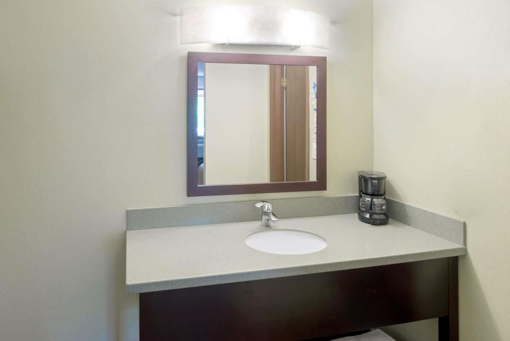 Super 8 by Wyndham White River Junction