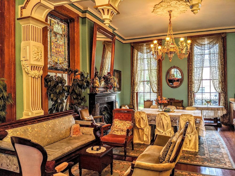 Parisian Courtyard Inn