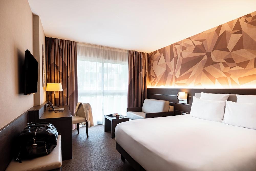 Mercure Omaha Beach Hotel