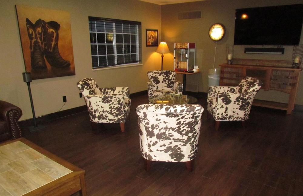 Oak Hill Inn & Suites