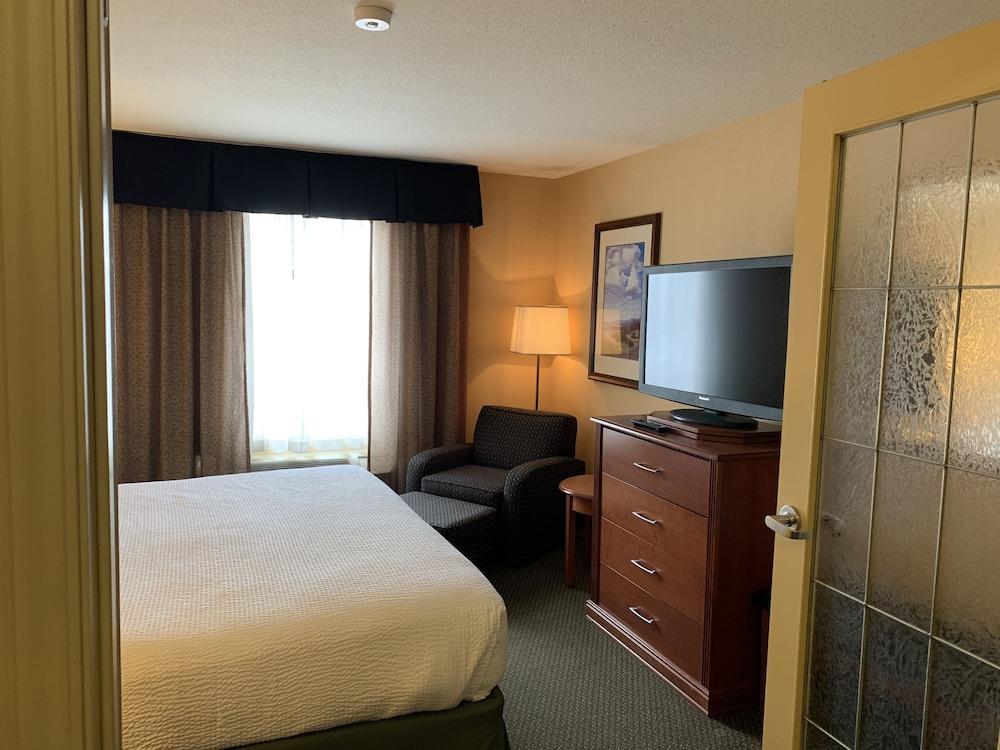 Merit Hotel & Suites