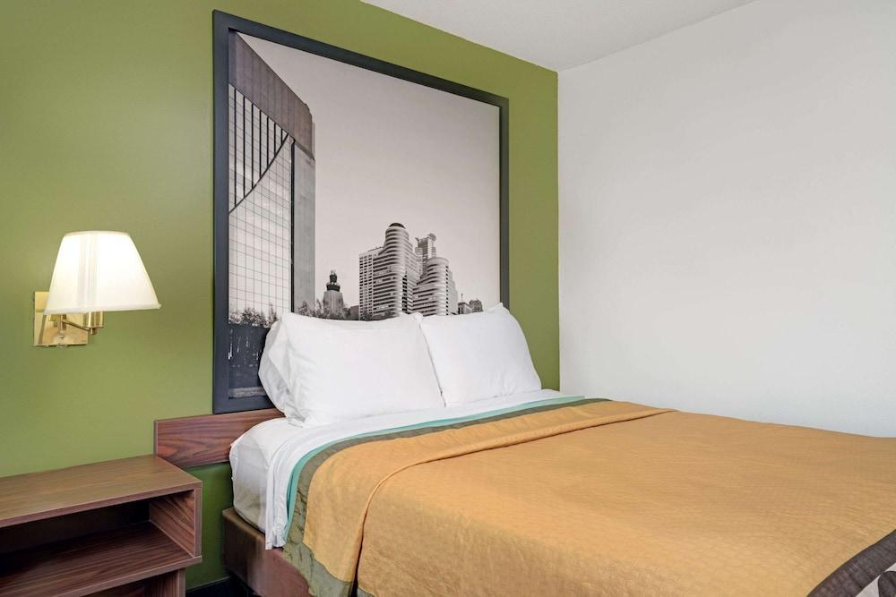 Super 8 by Wyndham Buffalo