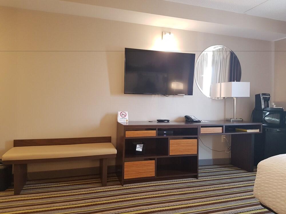 Super 8 by Wyndham Winnipeg West