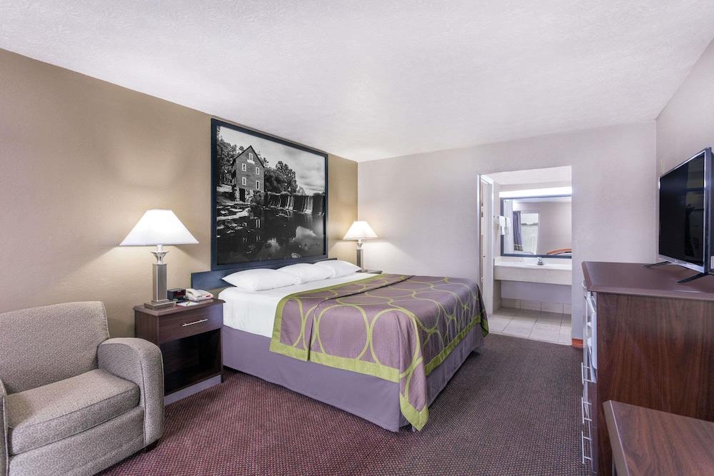 Super 8 by Wyndham Locust Grove