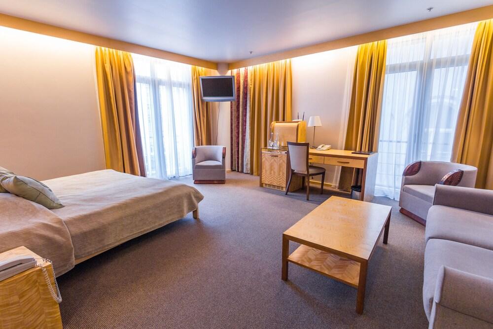 Royal Square Hotel & Suites