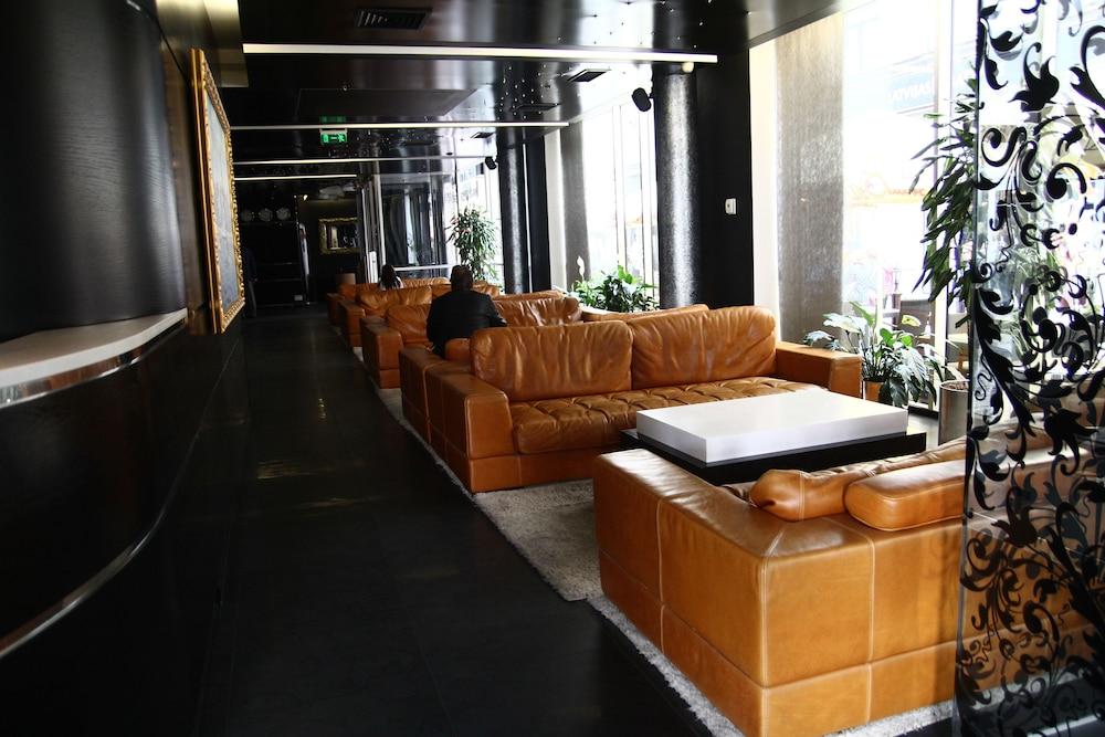 Royal Square Hotel & Suites