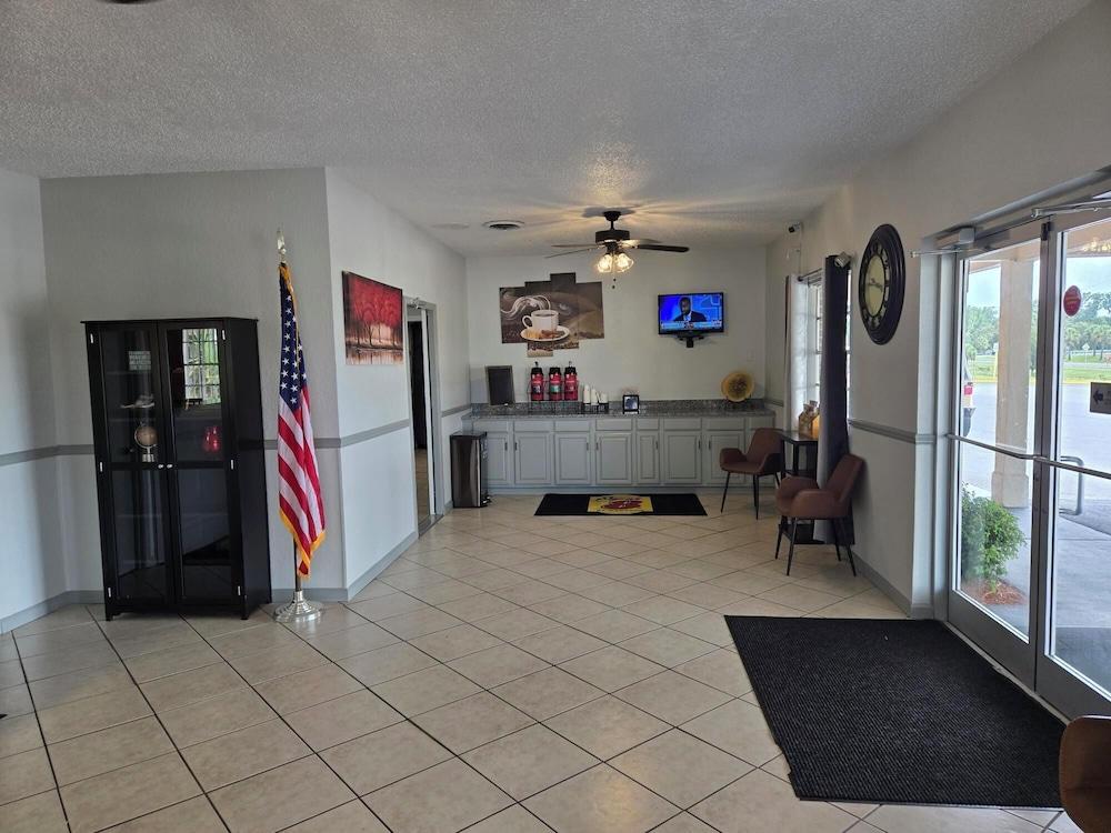 Super 8 by Wyndham Lake City