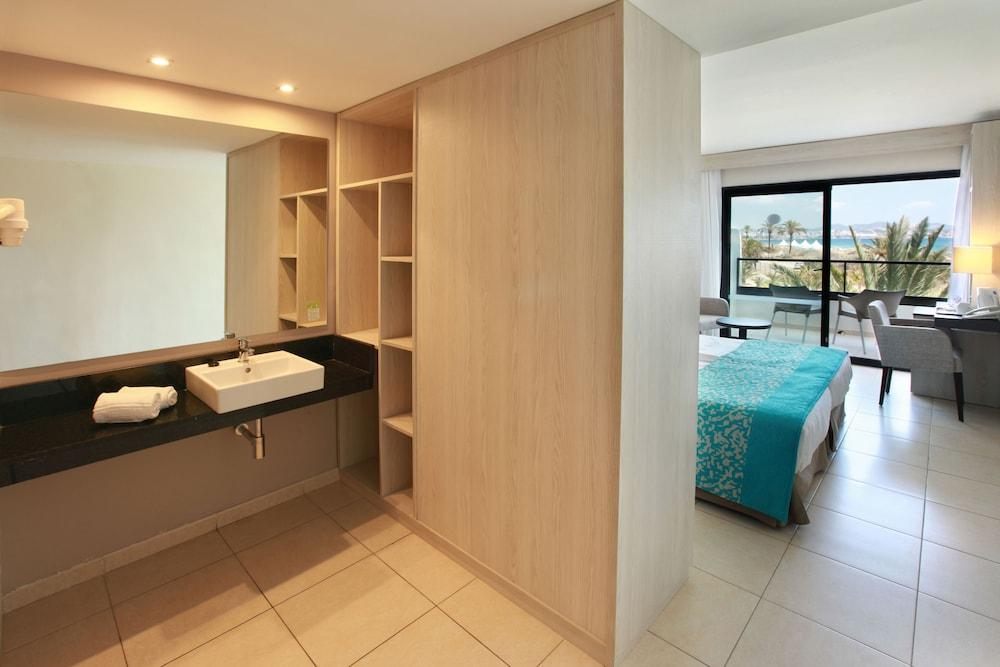 FERGUS Style Bahamas