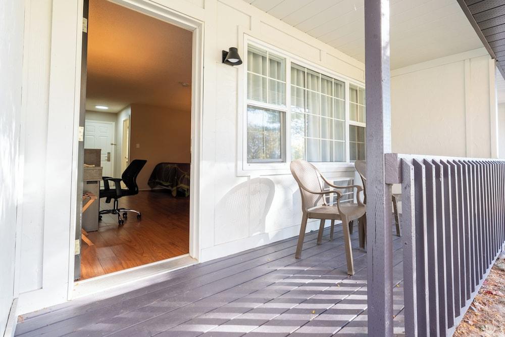 Super 8 by Wyndham Gananoque/Country Squire Resort