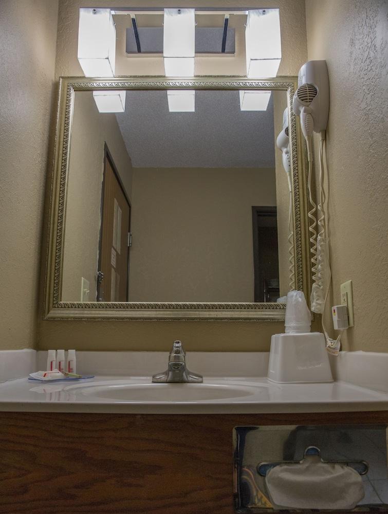 Econo Lodge Canton North