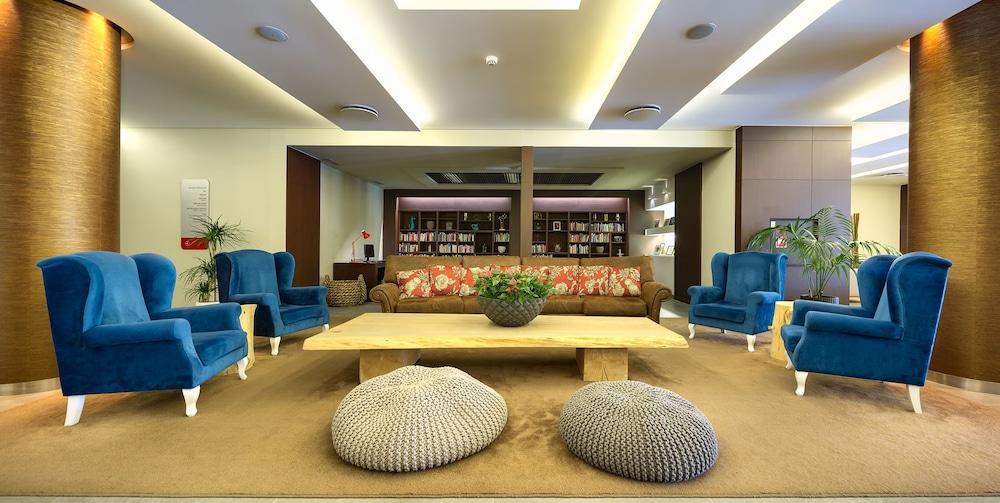 The Views Monumental