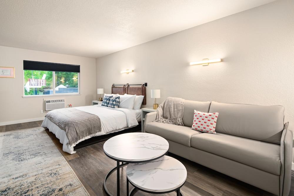 Hotel McCoy - Art, Libations, Pool Society