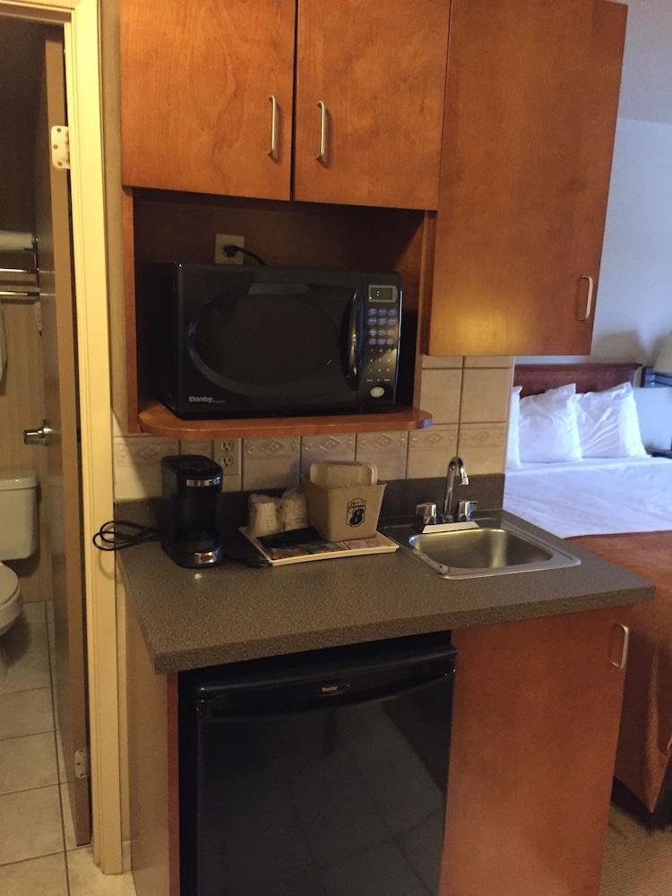 Super 8 by Wyndham Fort Nelson BC