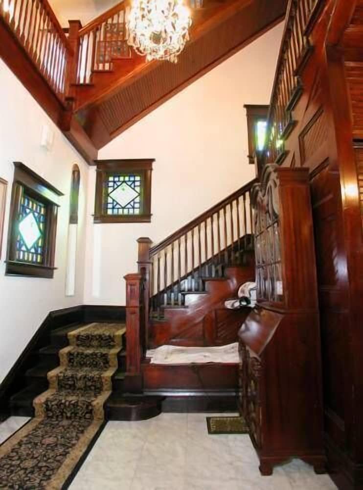 Spurs n Lace Bed & Breakfast Inn