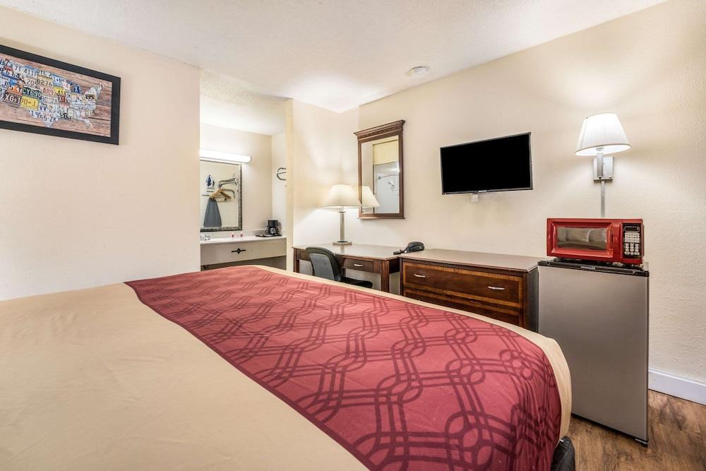 Econo Lodge Inn & Suites Macon West